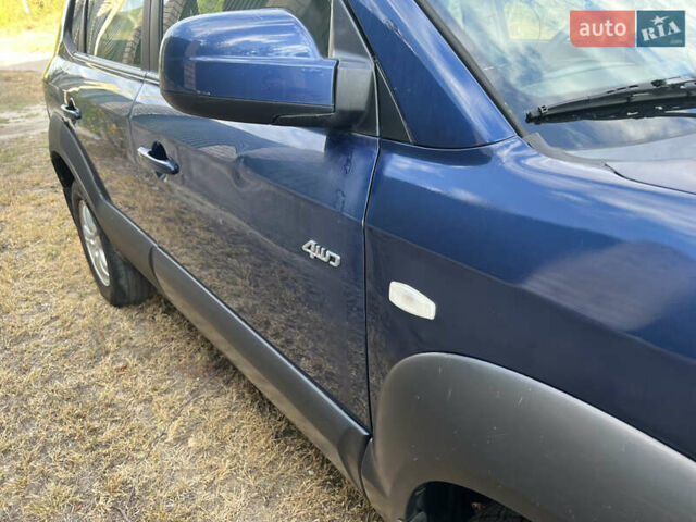 Синий Хендай Туксон, объемом двигателя 1.98 л и пробегом 210 тыс. км за 4500 $, фото 3 на Automoto.ua