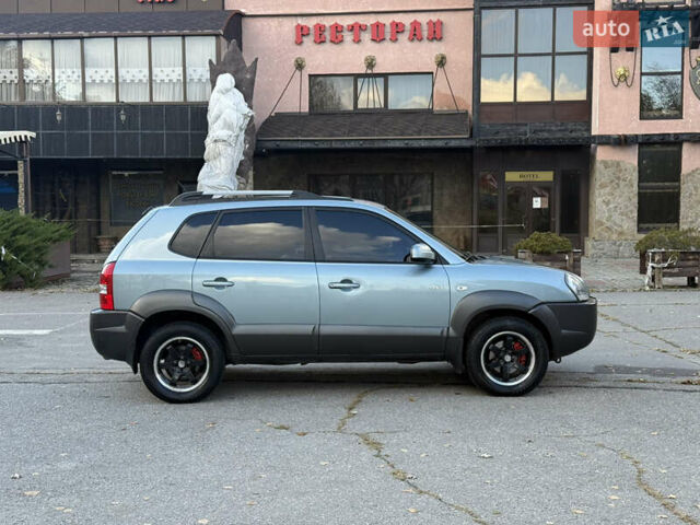Синий Хендай Туксон, объемом двигателя 2 л и пробегом 205 тыс. км за 7500 $, фото 3 на Automoto.ua