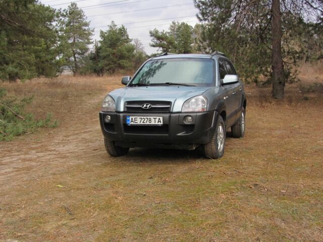 Синий Хендай Туксон, объемом двигателя 2 л и пробегом 180 тыс. км за 8000 $, фото 2 на Automoto.ua