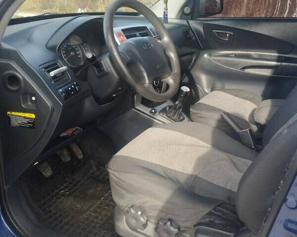 Хендай Туксон 2007 у Коростене на Automoto.ua Синій Хендай Туксон, об'ємом двигуна 1.98 л та пробігом 207 тис. км за 7000 $, фото 5 на Automoto.ua