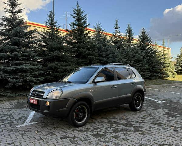 Синій Хендай Туксон, об'ємом двигуна 2 л та пробігом 203 тис. км за 7800 $, фото 12 на Automoto.ua