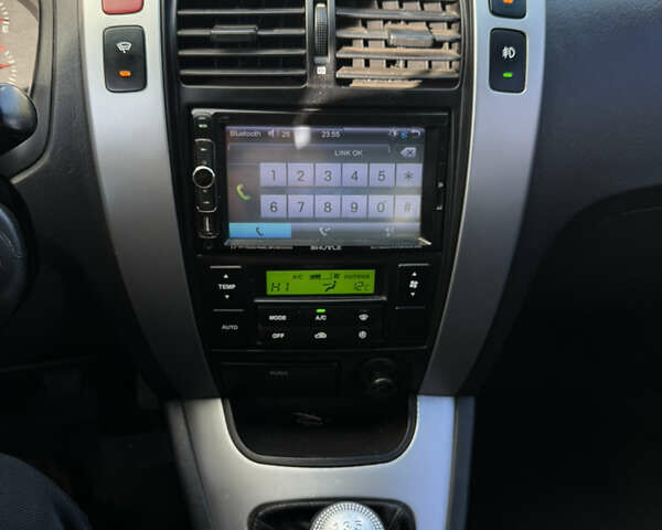 Синий Хендай Туксон, объемом двигателя 2 л и пробегом 205 тыс. км за 7500 $, фото 19 на Automoto.ua