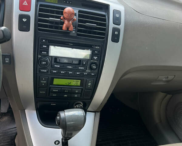 Синий Хендай Туксон, объемом двигателя 1.98 л и пробегом 210 тыс. км за 4500 $, фото 10 на Automoto.ua