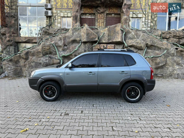 Синий Хендай Туксон, объемом двигателя 2 л и пробегом 205 тыс. км за 7500 $, фото 2 на Automoto.ua