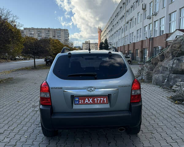 Синій Хендай Туксон, об'ємом двигуна 2 л та пробігом 203 тис. км за 7800 $, фото 3 на Automoto.ua