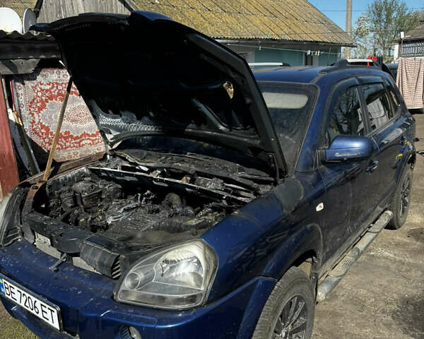 Синий Хендай Туксон, объемом двигателя 2 л и пробегом 172 тыс. км за 3500 $, фото 2 на Automoto.ua
