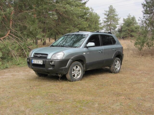 Синий Хендай Туксон, объемом двигателя 2 л и пробегом 180 тыс. км за 8000 $, фото 1 на Automoto.ua