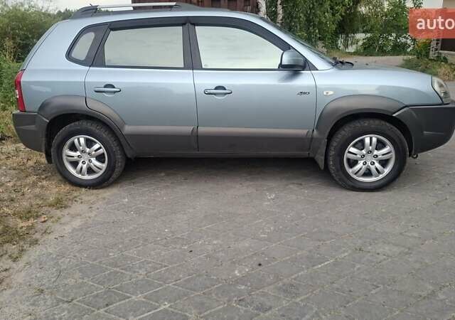 Синий Хендай Туксон, объемом двигателя 1.98 л и пробегом 310 тыс. км за 8200 $, фото 1 на Automoto.ua