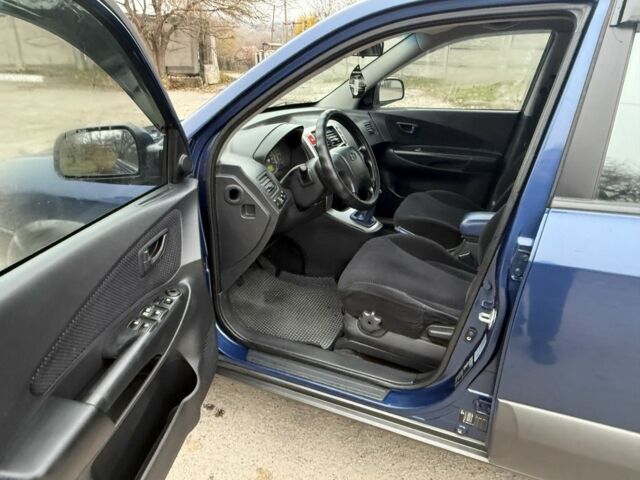 Синий Хендай Туксон, объемом двигателя 2 л и пробегом 279 тыс. км за 6280 $, фото 15 на Automoto.ua