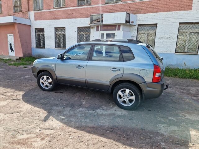Синий Хендай Туксон, объемом двигателя 2 л и пробегом 137 тыс. км за 8500 $, фото 2 на Automoto.ua