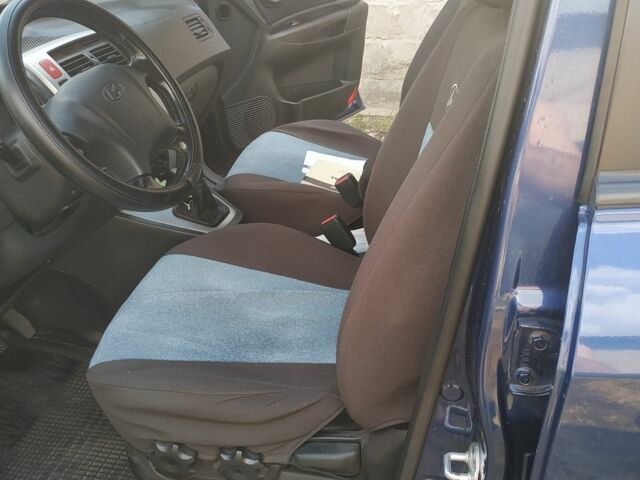 Синий Хендай Туксон, объемом двигателя 2 л и пробегом 200 тыс. км за 8000 $, фото 2 на Automoto.ua