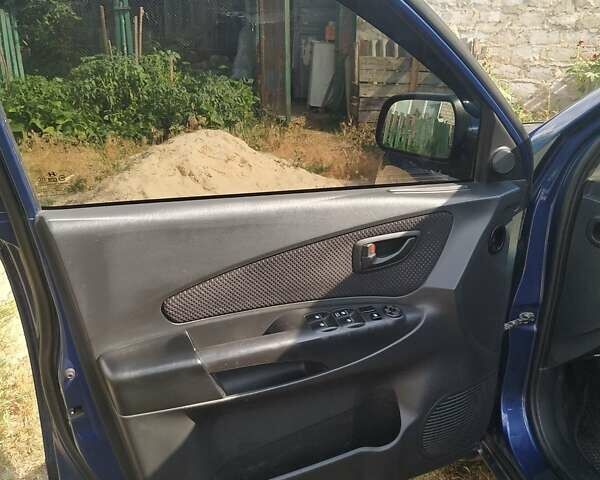 Синий Хендай Туксон, объемом двигателя 2 л и пробегом 200 тыс. км за 7600 $, фото 2 на Automoto.ua