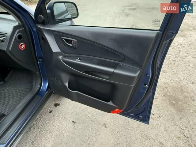 Синий Хендай Туксон, объемом двигателя 2 л и пробегом 270 тыс. км за 6250 $, фото 10 на Automoto.ua