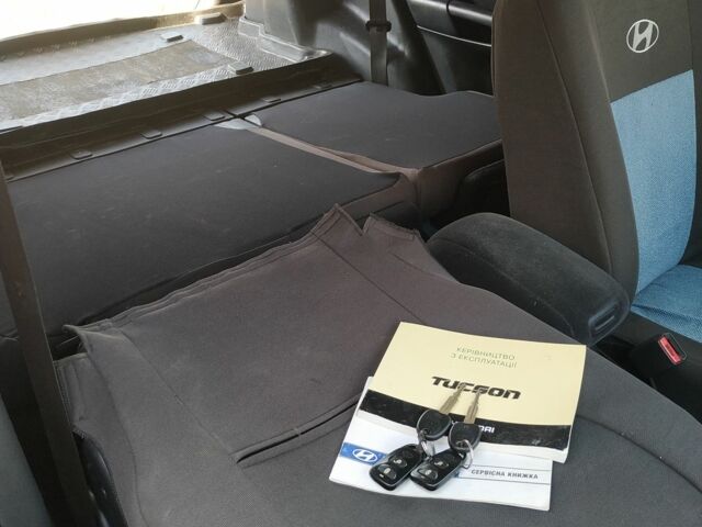 Синий Хендай Туксон, объемом двигателя 2 л и пробегом 200 тыс. км за 8000 $, фото 1 на Automoto.ua