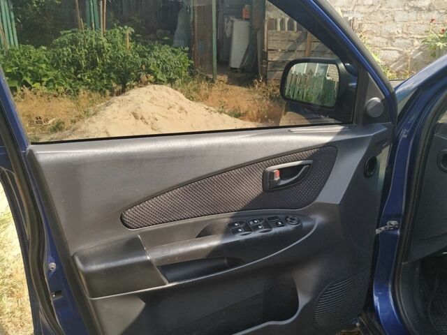 Синий Хендай Туксон, объемом двигателя 2 л и пробегом 200 тыс. км за 7600 $, фото 3 на Automoto.ua