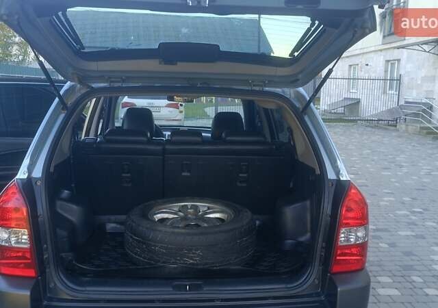 Синий Хендай Туксон, объемом двигателя 1.98 л и пробегом 183 тыс. км за 6700 $, фото 18 на Automoto.ua