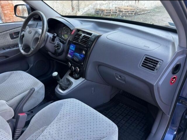 Синий Хендай Туксон, объемом двигателя 0 л и пробегом 200 тыс. км за 2000 $, фото 4 на Automoto.ua