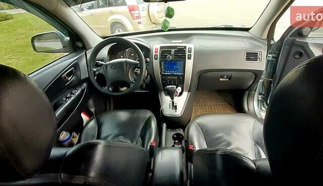 Синий Хендай Туксон, объемом двигателя 1.98 л и пробегом 310 тыс. км за 8200 $, фото 2 на Automoto.ua