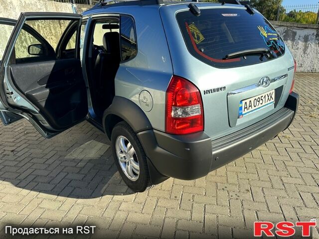 Синий Хендай Туксон, объемом двигателя 2 л и пробегом 233 тыс. км за 8300 $, фото 2 на Automoto.ua