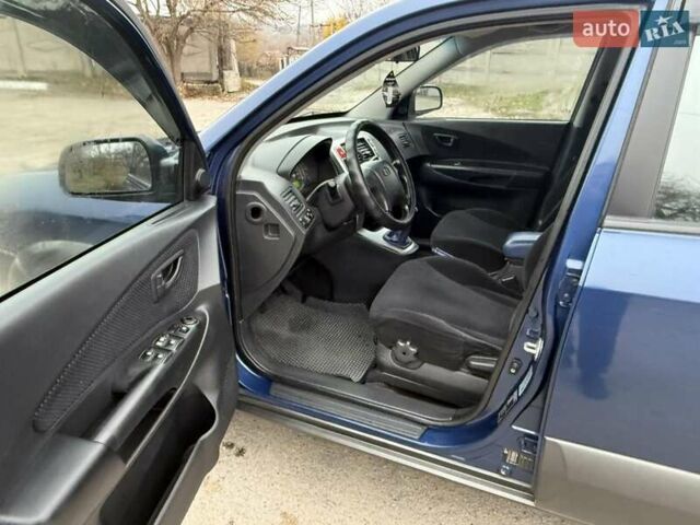 Синий Хендай Туксон, объемом двигателя 2 л и пробегом 270 тыс. км за 6250 $, фото 8 на Automoto.ua