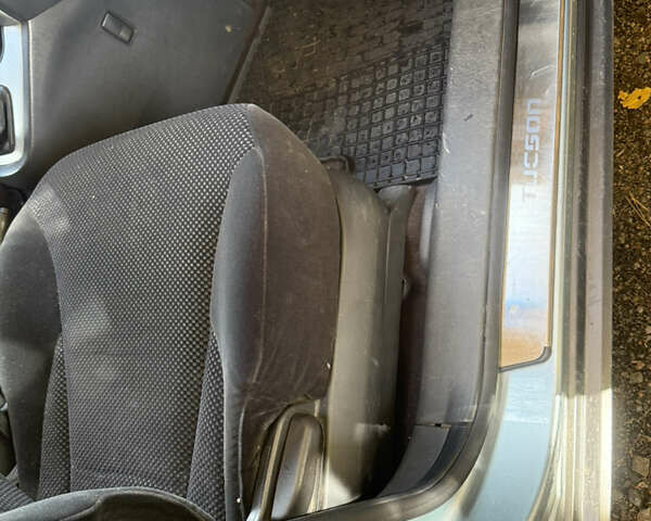 Синий Хендай Туксон, объемом двигателя 1.98 л и пробегом 200 тыс. км за 7700 $, фото 22 на Automoto.ua