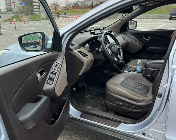 Синий Хендай Туксон, объемом двигателя 2.36 л и пробегом 286 тыс. км за 9800 $, фото 3 на Automoto.ua