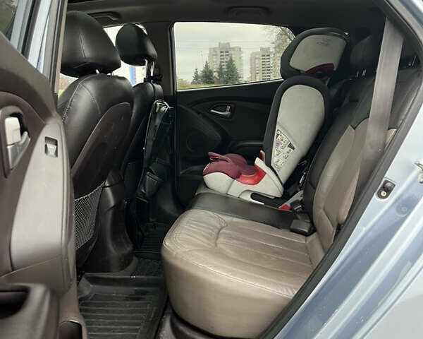 Синий Хендай Туксон, объемом двигателя 2.36 л и пробегом 286 тыс. км за 9800 $, фото 13 на Automoto.ua