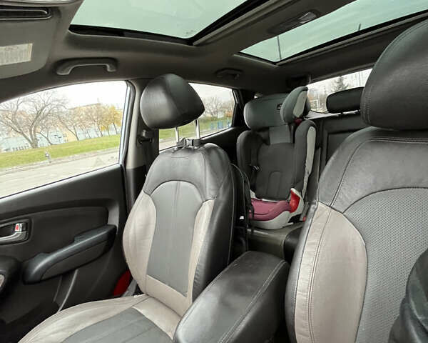 Синий Хендай Туксон, объемом двигателя 2.36 л и пробегом 286 тыс. км за 9800 $, фото 16 на Automoto.ua