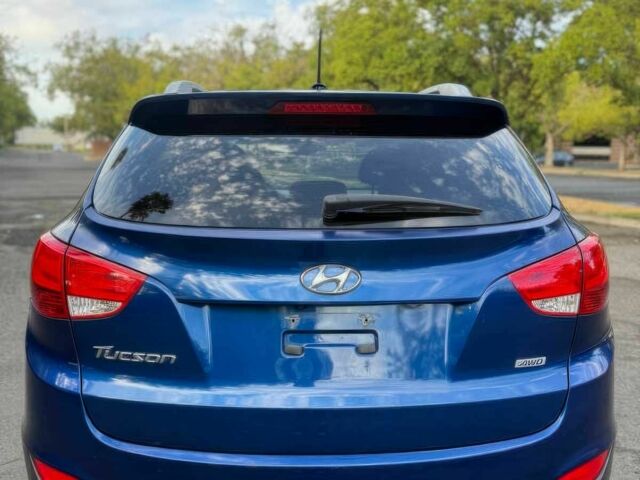 Синий Хендай Туксон, объемом двигателя 2.4 л и пробегом 76 тыс. км за 9600 $, фото 6 на Automoto.ua