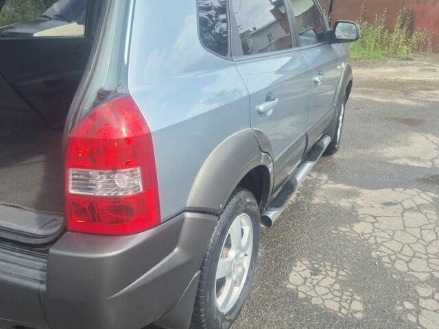 Зеленый Хендай Туксон, объемом двигателя 2 л и пробегом 190 тыс. км за 5000 $, фото 1 на Automoto.ua