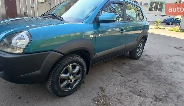 Зеленый Хендай Туксон, объемом двигателя 1.98 л и пробегом 288 тыс. км за 6500 $, фото 3 на Automoto.ua