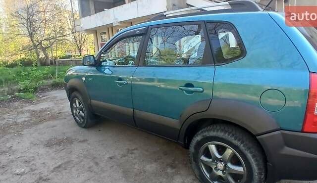 Зеленый Хендай Туксон, объемом двигателя 1.98 л и пробегом 288 тыс. км за 6500 $, фото 5 на Automoto.ua