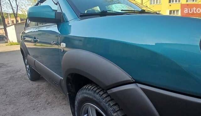 Зеленый Хендай Туксон, объемом двигателя 1.98 л и пробегом 288 тыс. км за 6500 $, фото 2 на Automoto.ua