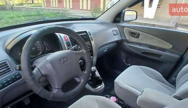 Зеленый Хендай Туксон, объемом двигателя 1.98 л и пробегом 288 тыс. км за 6500 $, фото 13 на Automoto.ua