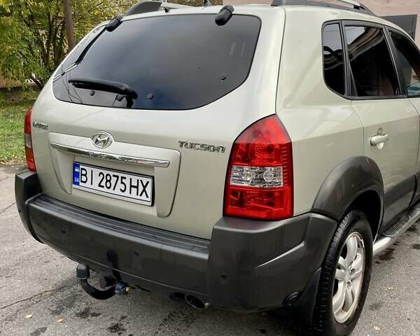 Зеленый Хендай Туксон, объемом двигателя 1.98 л и пробегом 205 тыс. км за 7600 $, фото 3 на Automoto.ua