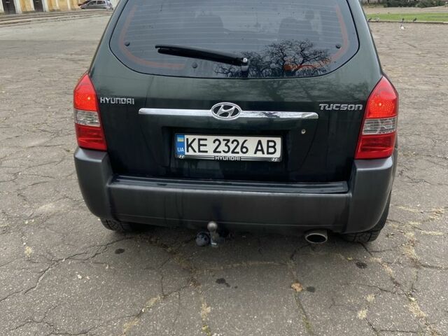 Зеленый Хендай Туксон, объемом двигателя 2 л и пробегом 200 тыс. км за 8500 $, фото 2 на Automoto.ua