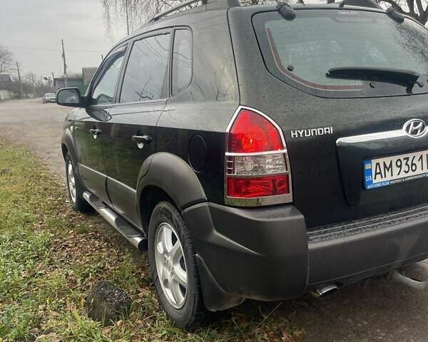 Зеленый Хендай Туксон, объемом двигателя 2 л и пробегом 201 тыс. км за 7600 $, фото 3 на Automoto.ua