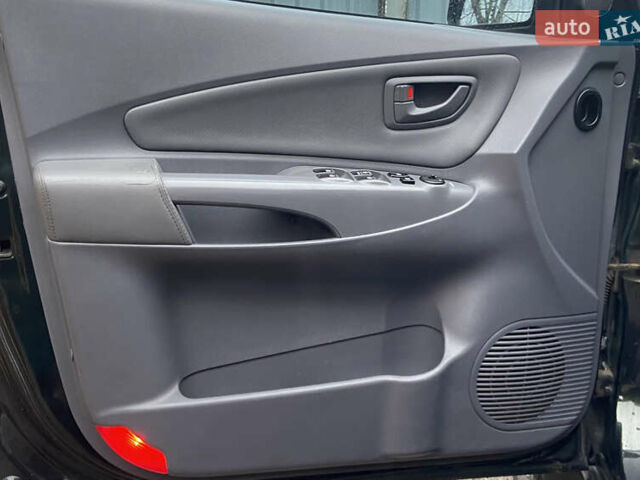 Зеленый Хендай Туксон, объемом двигателя 1.98 л и пробегом 200 тыс. км за 8500 $, фото 13 на Automoto.ua