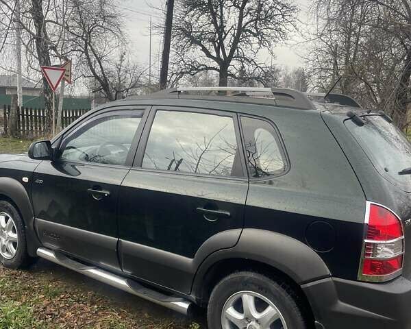 Зеленый Хендай Туксон, объемом двигателя 2 л и пробегом 201 тыс. км за 7600 $, фото 1 на Automoto.ua