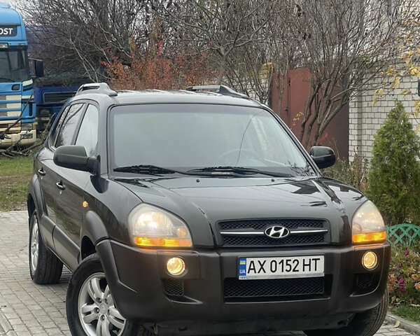 Зеленый Хендай Туксон, объемом двигателя 1.98 л и пробегом 261 тыс. км за 7499 $, фото 2 на Automoto.ua