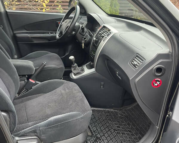 Зеленый Хендай Туксон, объемом двигателя 1.98 л и пробегом 261 тыс. км за 7499 $, фото 133 на Automoto.ua