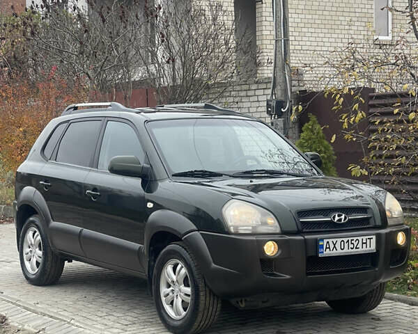 Зеленый Хендай Туксон, объемом двигателя 1.98 л и пробегом 261 тыс. км за 7499 $, фото 6 на Automoto.ua