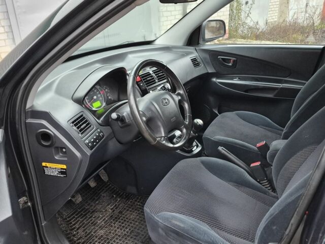 Зеленый Хендай Туксон, объемом двигателя 2 л и пробегом 241 тыс. км за 6900 $, фото 5 на Automoto.ua