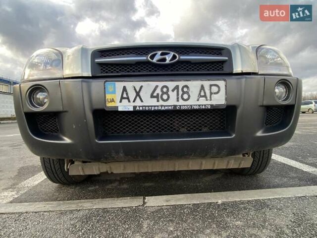 Зелений Хендай Туксон, об'ємом двигуна 1.98 л та пробігом 330 тис. км за 7000 $, фото 7 на Automoto.ua