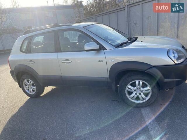 Зелений Хендай Туксон, об'ємом двигуна 1.98 л та пробігом 330 тис. км за 7000 $, фото 5 на Automoto.ua