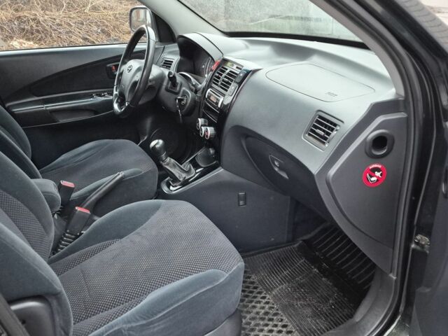 Зеленый Хендай Туксон, объемом двигателя 2 л и пробегом 241 тыс. км за 6900 $, фото 4 на Automoto.ua