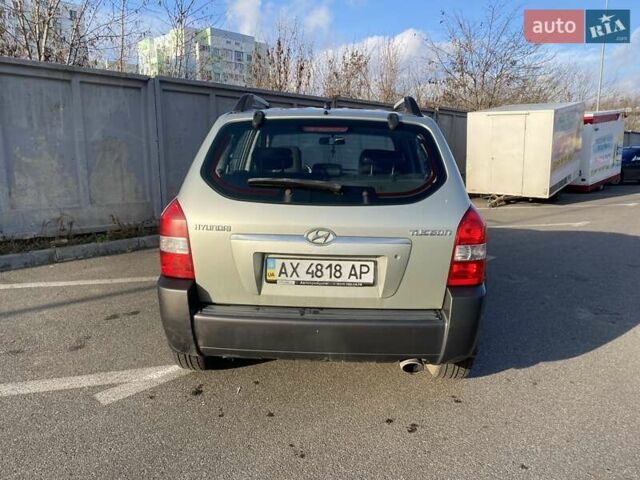 Зелений Хендай Туксон, об'ємом двигуна 1.98 л та пробігом 330 тис. км за 7000 $, фото 4 на Automoto.ua