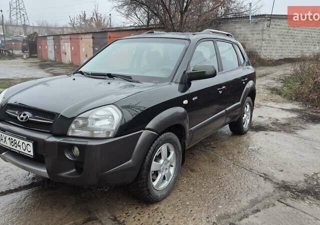 Зеленый Хендай Туксон, объемом двигателя 1.98 л и пробегом 241 тыс. км за 6900 $, фото 1 на Automoto.ua