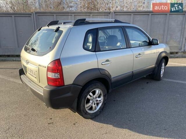 Зелений Хендай Туксон, об'ємом двигуна 1.98 л та пробігом 330 тис. км за 7000 $, фото 8 на Automoto.ua