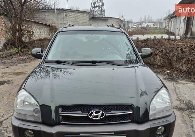 Зеленый Хендай Туксон, объемом двигателя 1.98 л и пробегом 241 тыс. км за 6900 $, фото 6 на Automoto.ua